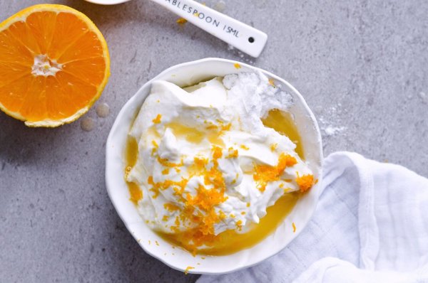 Kem dưỡng trắng da body từ Yogurt và nước cam